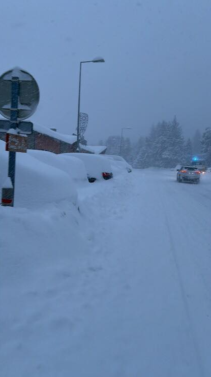 Grosse chute de neige ce week-end vue du Bowling l'élan à gauche et du restaurant La Grange de l'Ours à droite