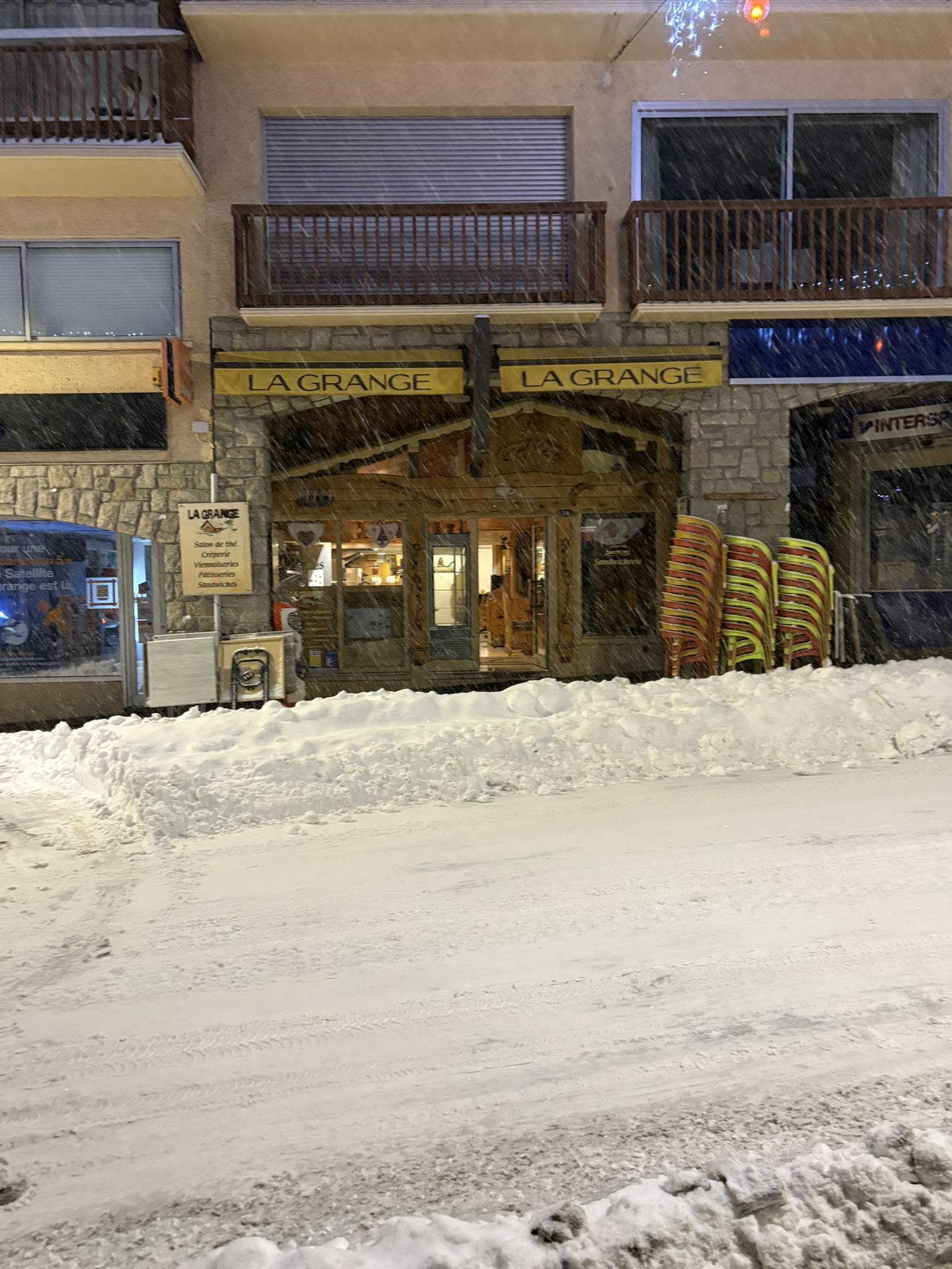 Grosse chute de neige ce week-end à Font-Romeu, voici une photo de la Crèperie La Grange